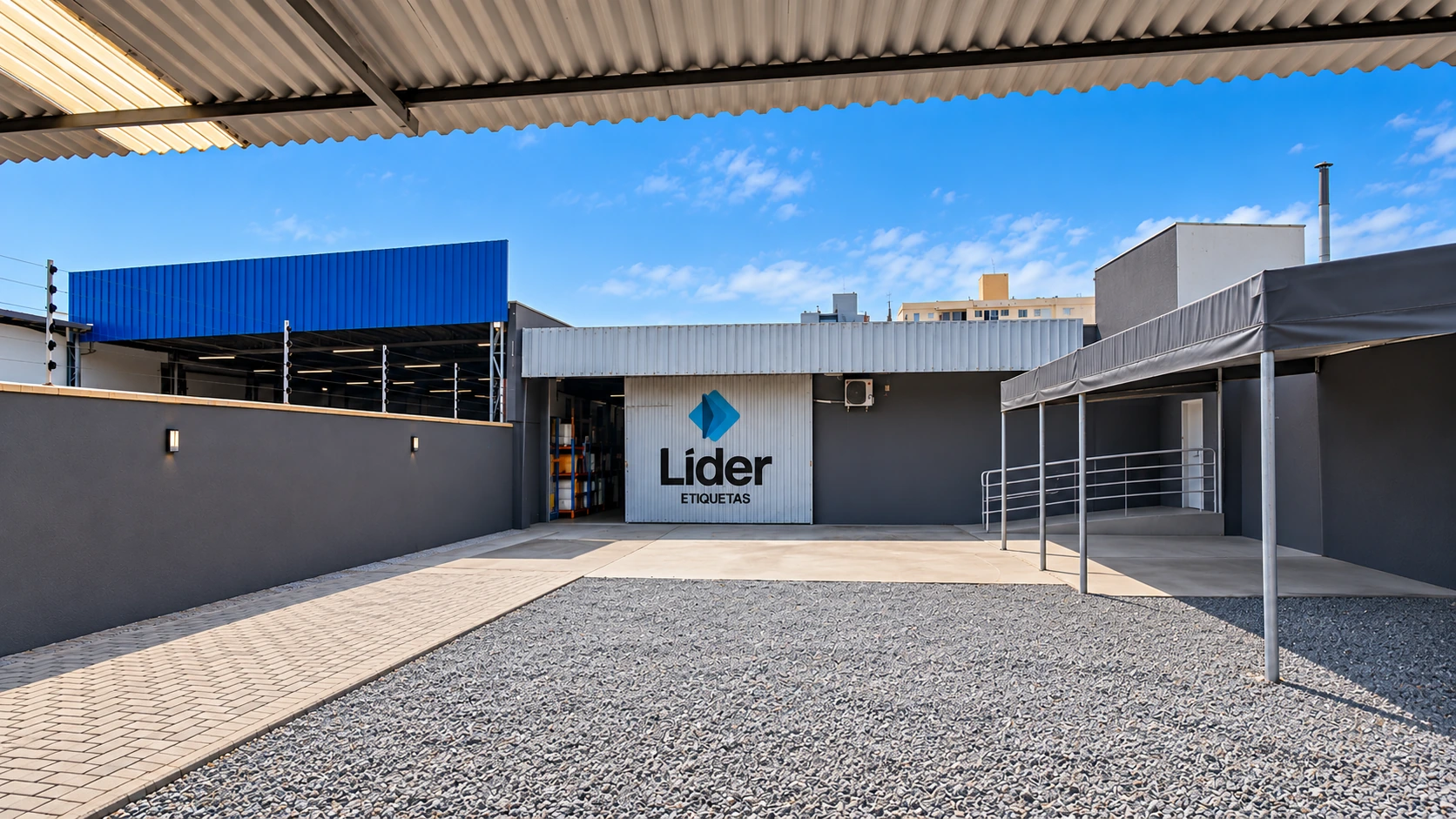 Pátio e galpão industrial da Líder Etiquetas, onde fica a fábrica
